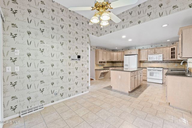 6545 Carrietowne Lane, Toledo, OH 43615