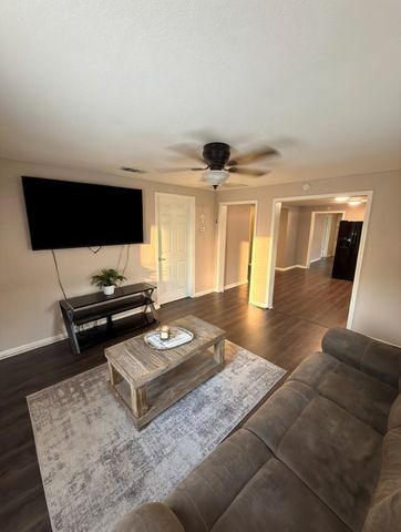 911 Kemp Street, Boling, TX 77420