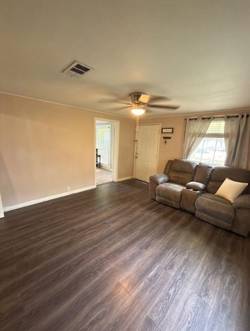 911 Kemp Street, Boling, TX 77420