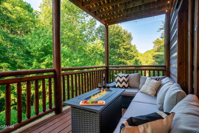 2765 Green Mountain Way, Sevierville, TN 37876