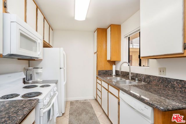 6924 Woodman Avenue, Van Nuys (los Angeles), CA 91405