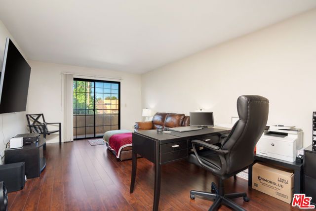 6924 Woodman Avenue, Van Nuys (los Angeles), CA 91405