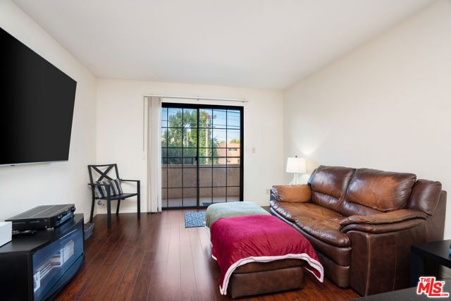 6924 Woodman Avenue, Van Nuys (los Angeles), CA 91405