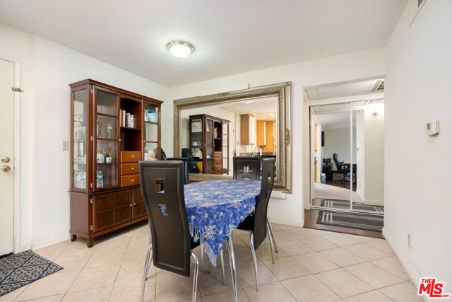 6924 Woodman Avenue, Van Nuys (los Angeles), CA 91405