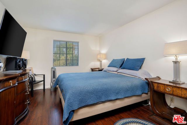 6924 Woodman Avenue, Van Nuys (los Angeles), CA 91405