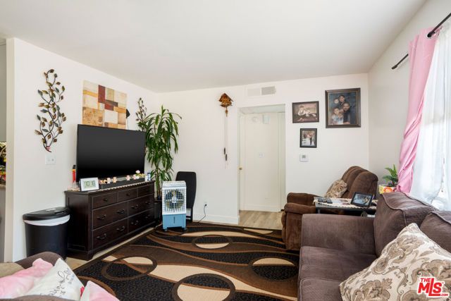 6924 Woodman Avenue, Van Nuys (los Angeles), CA 91405