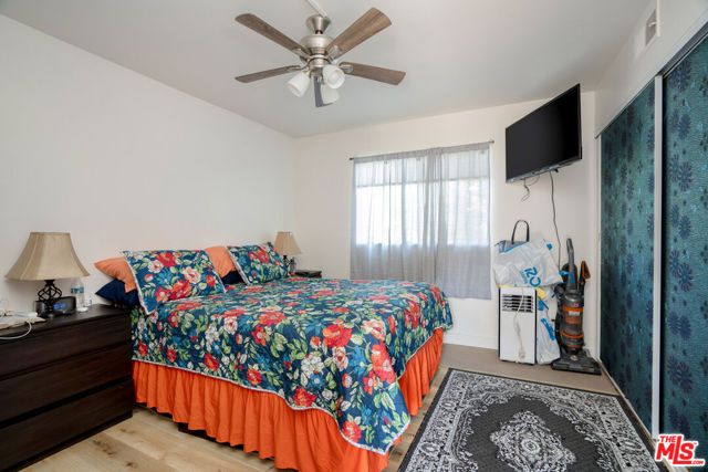 6924 Woodman Avenue, Van Nuys (los Angeles), CA 91405