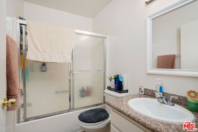 6924 Woodman Avenue, Van Nuys (los Angeles), CA 91405