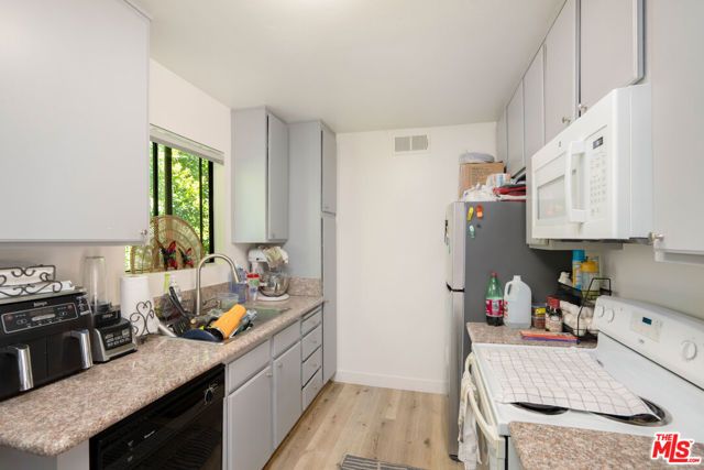 6924 Woodman Avenue, Van Nuys (los Angeles), CA 91405