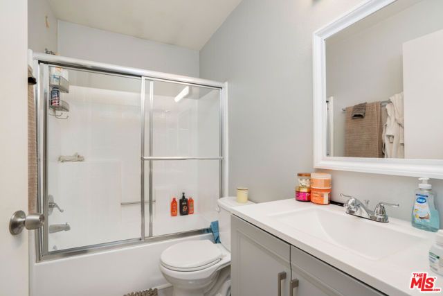 6924 Woodman Avenue, Van Nuys (los Angeles), CA 91405