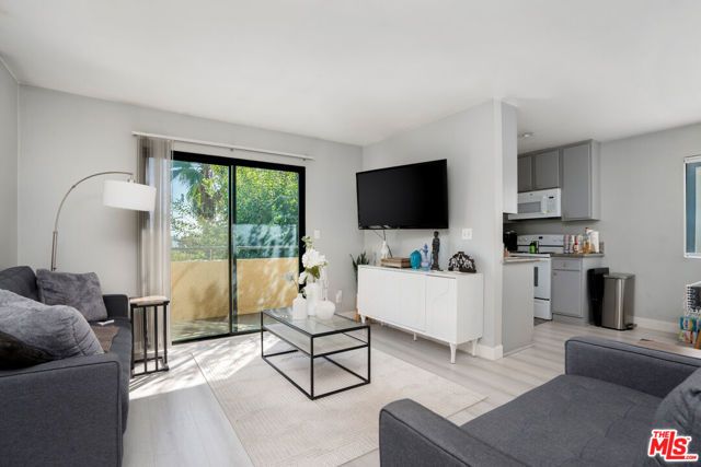 6924 Woodman Avenue, Van Nuys (los Angeles), CA 91405