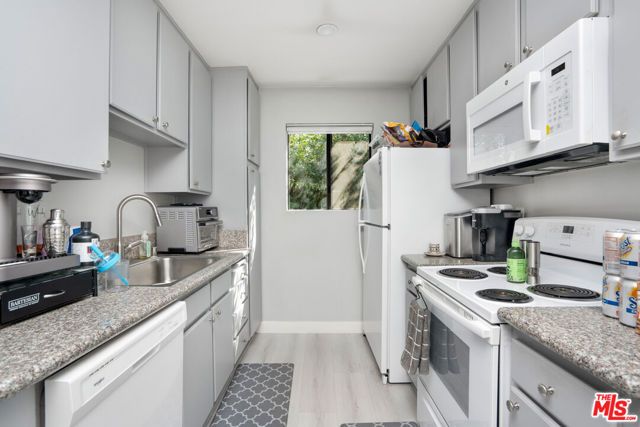 6924 Woodman Avenue, Van Nuys (los Angeles), CA 91405