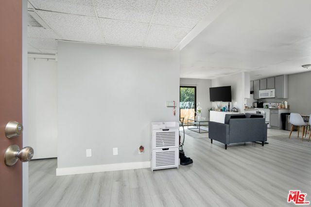 6924 Woodman Avenue, Van Nuys (los Angeles), CA 91405