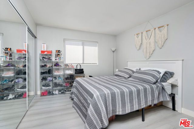 6924 Woodman Avenue, Van Nuys (los Angeles), CA 91405