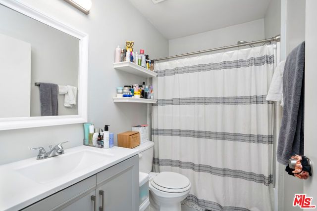 6924 Woodman Avenue, Van Nuys (los Angeles), CA 91405