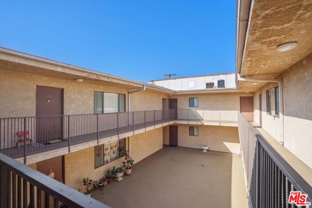 6924 Woodman Avenue, Van Nuys (los Angeles), CA 91405