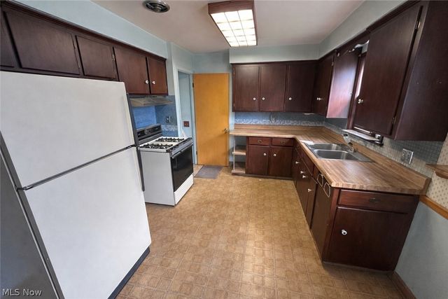 10801 Blossom Avenue, Parma, OH 44130