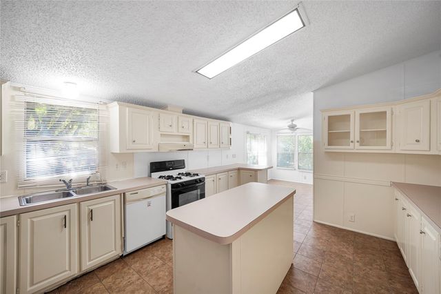 3614 College Street, Damon, TX 77430