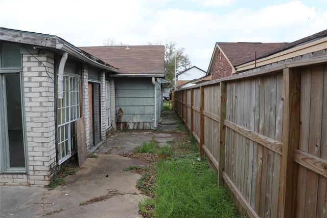 4734 Otterbury Drive, Houston, TX 77039