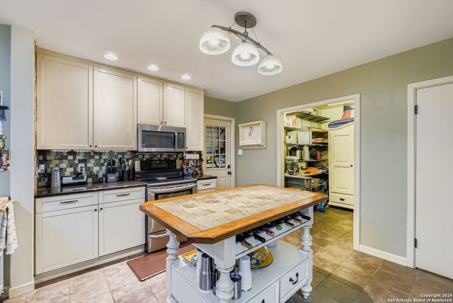 615 CAVE LN, San Antonio, TX 78209