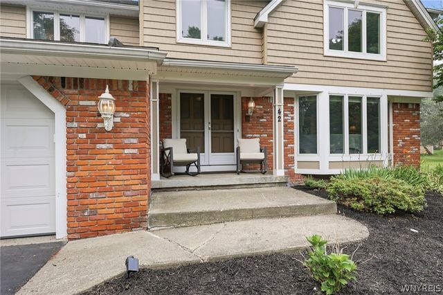 42 Hawthorne Court, Orchard Park, NY 14127