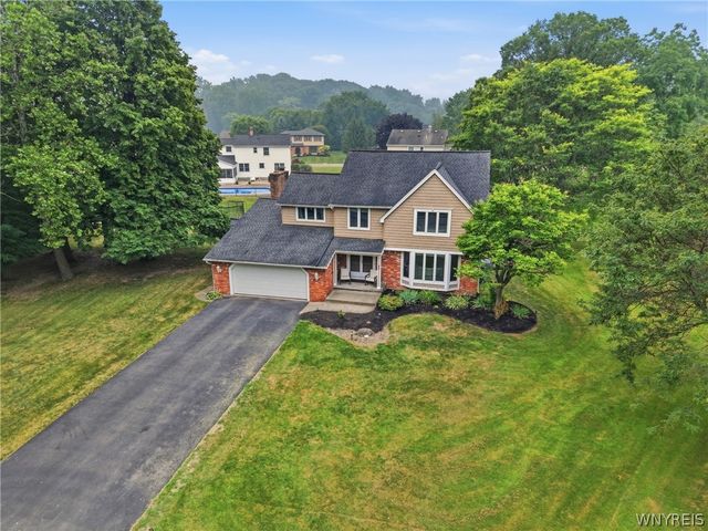 42 Hawthorne Court, Orchard Park, NY 14127