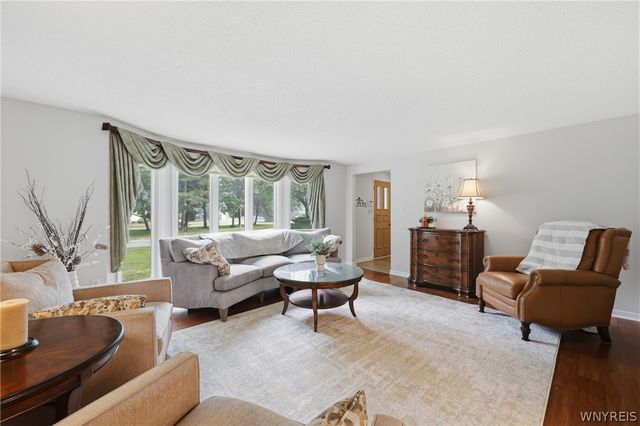 42 Hawthorne Court, Orchard Park, NY 14127