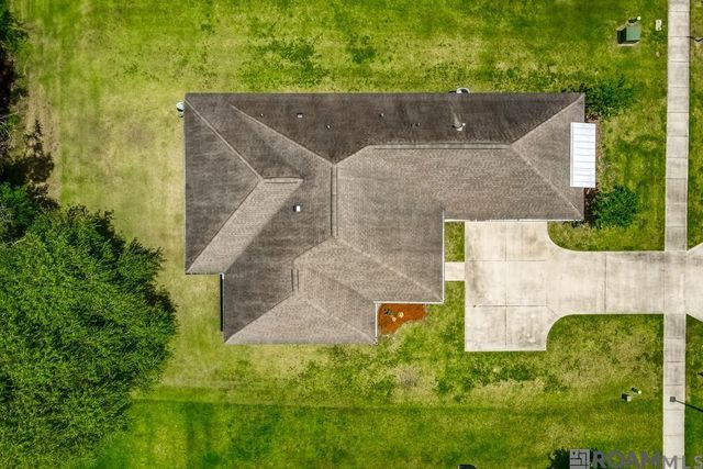 16124 Blackstone Dr, Pride, LA 70770