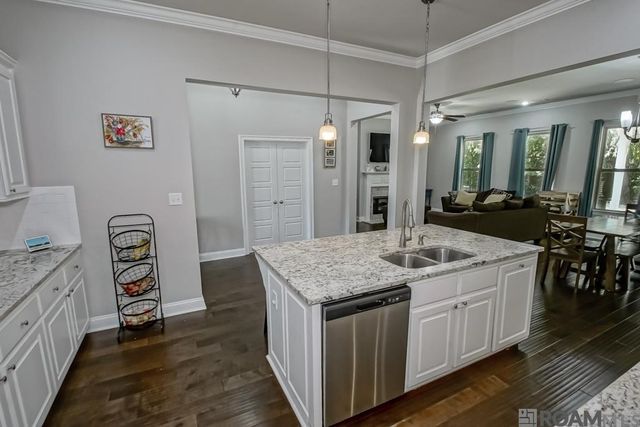 16124 Blackstone Dr, Pride, LA 70770