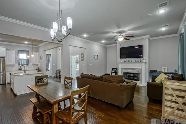 16124 Blackstone Dr, Pride, LA 70770