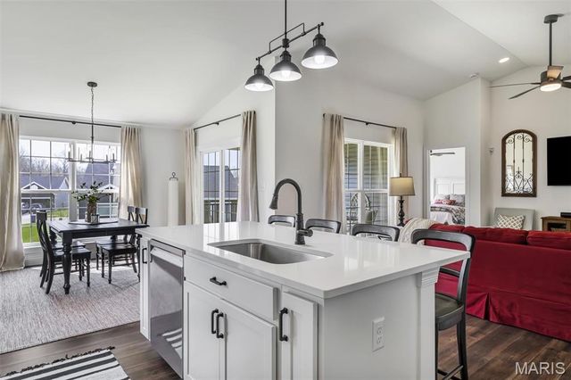 1576 Westlake Circle Drive, Pacific, MO 63069