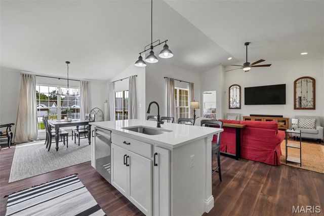 1576 Westlake Circle Drive, Pacific, MO 63069