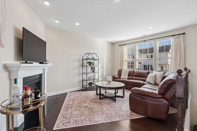 824 E Wing Street, Arlington Heights, IL 60004