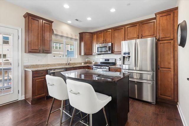 824 E Wing Street, Arlington Heights, IL 60004