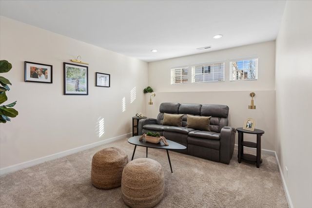 824 E Wing Street, Arlington Heights, IL 60004