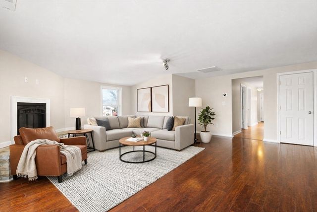 80 Manzanetta Ave, Weymouth, MA 02188