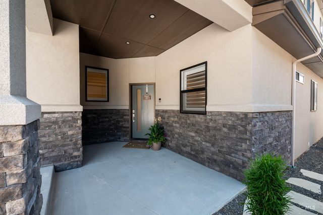 3371 E Warm Springs Ave, Boise, ID 83716