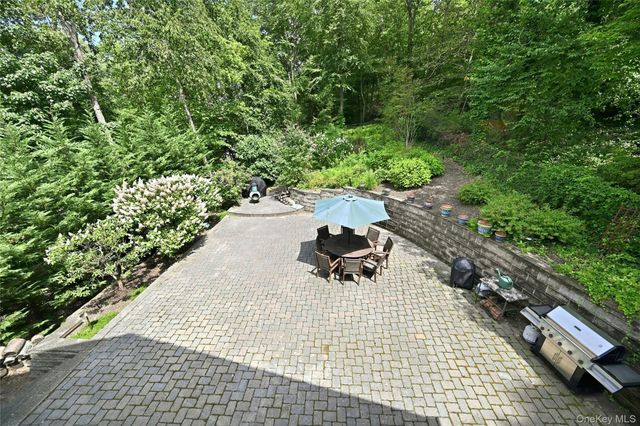 7 Cotswold Drive, Centerport, NY 11721