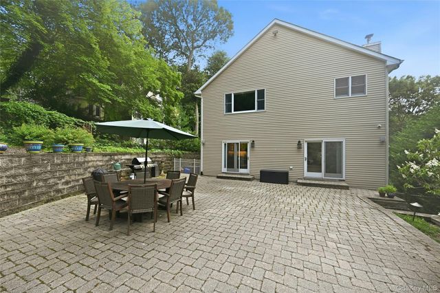 7 Cotswold Drive, Centerport, NY 11721
