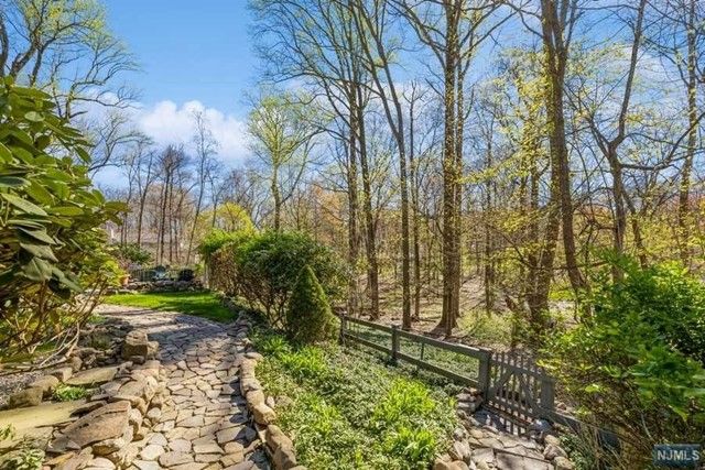 3 Cherokee Trail, Montvale, NJ 07645