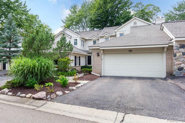 7671 Danbury Circle, West Bloomfield, MI 48322