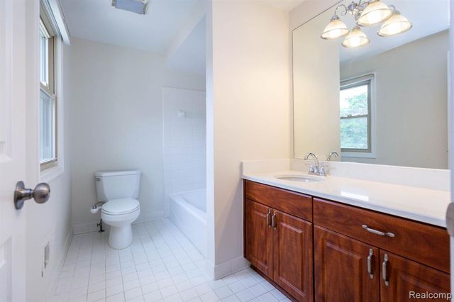 7671 Danbury Circle, West Bloomfield, MI 48322