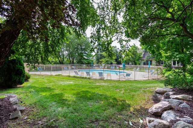 7671 Danbury Circle, West Bloomfield, MI 48322