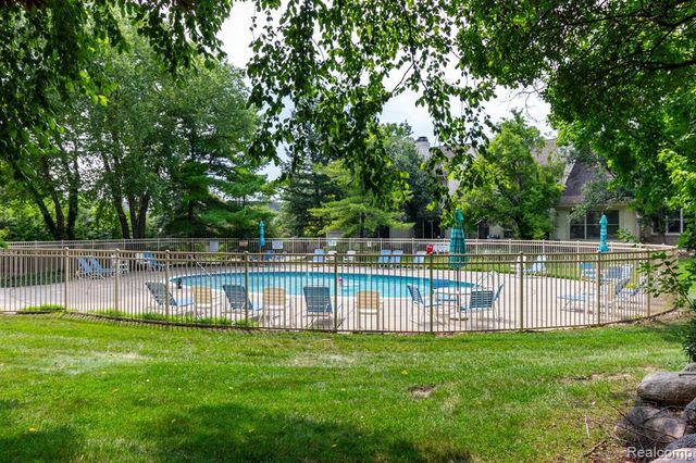 7671 Danbury Circle, West Bloomfield, MI 48322