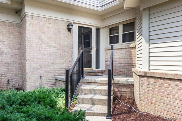 7671 Danbury Circle, West Bloomfield, MI 48322