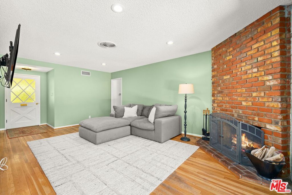 Image 7 of property listing at 6664 Royer Avenue, West Hills, CA 91307