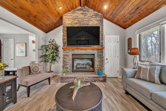 90 Middlecreek CT, Moneta, VA 24121