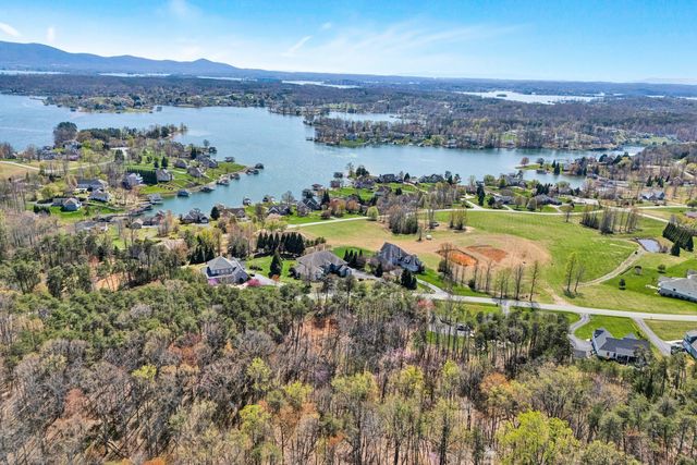 90 Middlecreek CT, Moneta, VA 24121