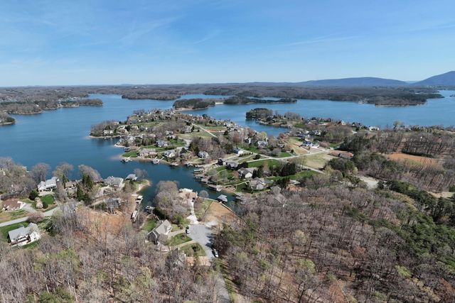 90 Middlecreek CT, Moneta, VA 24121