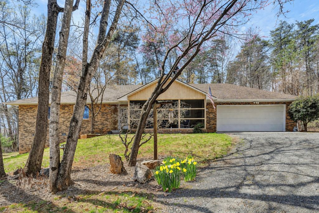 90 Middlecreek CT, Moneta, VA 24121